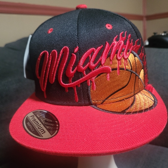 Vintage Miami Basketball "Drip" Logo NEW With Tags OS - Picture 1 of 8